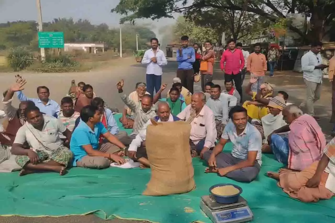 Odisha: टोकन में देरी, सोनपुर किसानों ने अपनाया अनोखा विरोध Odisha: टोकन में देरी, सोनपुर किसानों ने अपनाया अनोखा विरोध