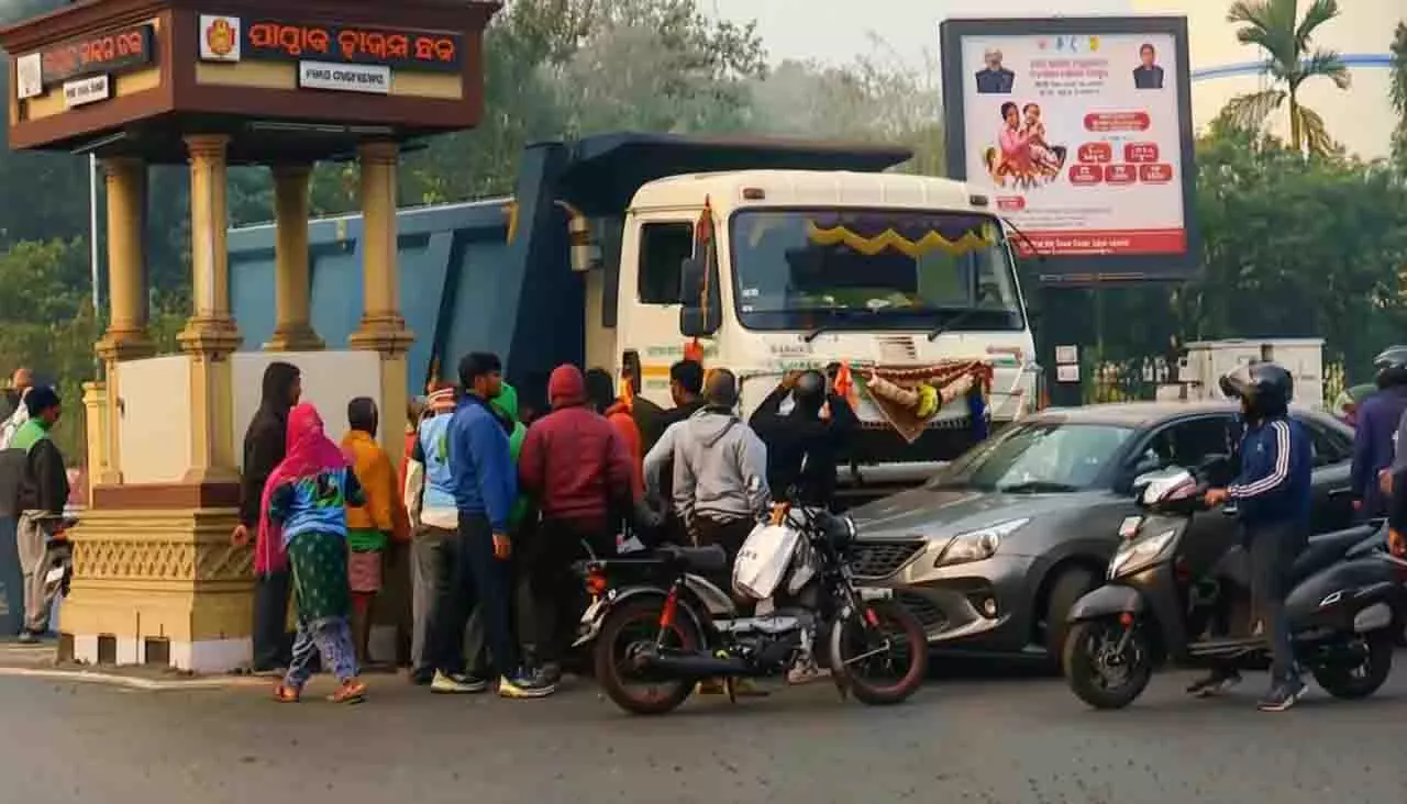 कलिंगा स्टेडियम के पास ट्रक ने कार को टक्कर मारी, 20 मीटर तक घसीटा कलिंगा स्टेडियम के पास ट्रक ने कार को टक्कर मारी, 20 मीटर तक घसीटा