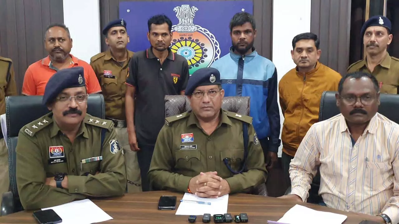CG BREAKING: मंदिरों की चोरियों का खुलासा, सीरियल चोर गिरोह दबोचा गया CG BREAKING: मंदिरों की चोरियों का खुलासा, सीरियल चोर गिरोह दबोचा गया
