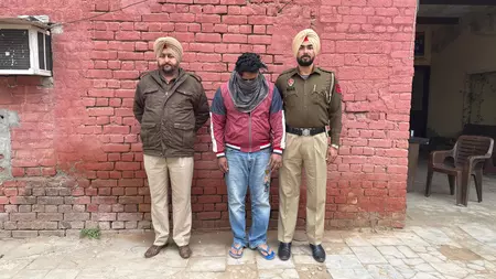 मोगा पुलिस की बड़ी कार्रवाई, 52 हजार की नकली भारतीय मुद्रा और गाड़ी समेत आरोपी गिरफ्तार मोगा पुलिस की बड़ी कार्रवाई, 52 हजार की नकली भारतीय मुद्रा और गाड़ी समेत आरोपी गिरफ्तार