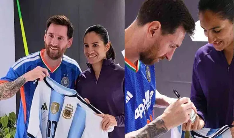 रेणुका सिंह ठाकुर GOAT इंडिया टूर 2025 के दौरान लियोनेल मेस्सी के साथ पोज़ देते हुए रेणुका सिंह ठाकुर GOAT इंडिया टूर 2025 के दौरान लियोनेल मेस्सी के साथ पोज़ देते हुए