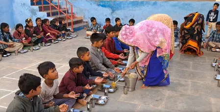 मध्य प्रदेश: ‘प्रधानमंत्री पोषण आहार’ योजना के तहत छात्रों को मिल रहा पोषणयुक्त भोजन मध्य प्रदेश: ‘प्रधानमंत्री पोषण आहार’ योजना के तहत छात्रों को मिल रहा पोषणयुक्त भोजन