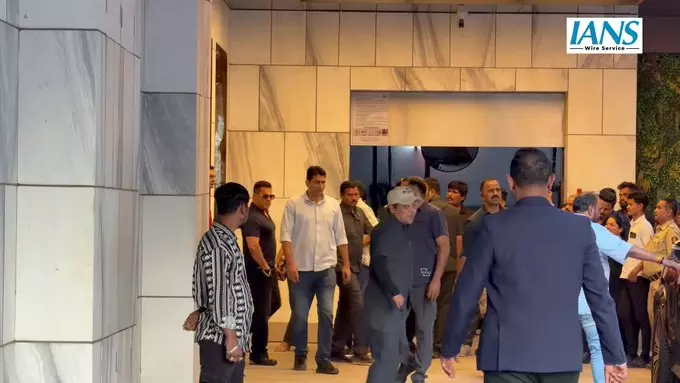 सलमान खान ने भाई सोहेल खान के जन्मदिन समारोह में शिरकत की सलमान खान ने भाई सोहेल खान के जन्मदिन समारोह में शिरकत की