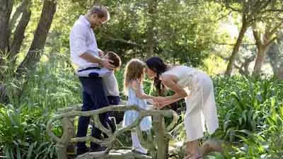 Prince Harry और मेघन मार्कल ने जारी किया क्रिसमस कार्ड, बच्चों के साथ दिखी खूबसूरत फैमिली फोटो Prince Harry और मेघन मार्कल ने जारी किया क्रिसमस कार्ड, बच्चों के साथ दिखी खूबसूरत फैमिली फोटो