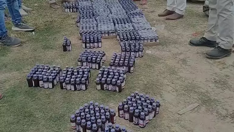 Murshidabad में तस्करी की कोशिश नाकाम, 1,032 बैन ड्रग की बोतलें ज़ब्त Murshidabad में तस्करी की कोशिश नाकाम, 1,032 बैन ड्रग की बोतलें ज़ब्त