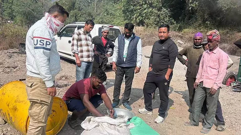 GTA इलाके में प्लास्टिक कचरे से ब्लू रोड बनाई जा रही GTA इलाके में प्लास्टिक कचरे से ब्लू रोड बनाई जा रही