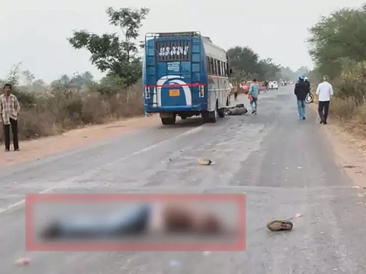 साहू ट्रेवल्स बस ने युवक को टक्कर मारी, युवक की दर्दनाक मौत साहू ट्रेवल्स बस ने युवक को टक्कर मारी, युवक की दर्दनाक मौत
