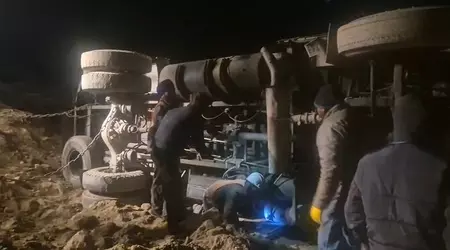 डीजल टैंकर दुर्घटनाग्रस्त, सड़क पर पानी की तरह बहा ऑयल डीजल टैंकर दुर्घटनाग्रस्त, सड़क पर पानी की तरह बहा ऑयल