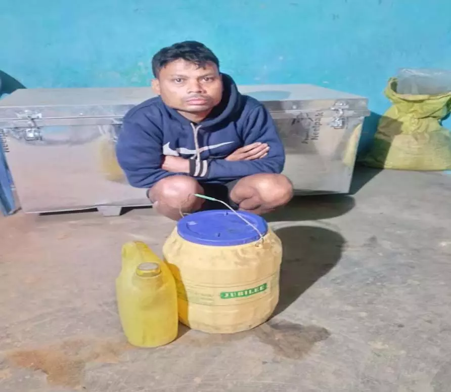 CG: ग्राम लालपुर में 18.200 लीटर अवैध महुआ शराब जब्त, आरोपी हिरासत में CG: ग्राम लालपुर में 18.200 लीटर अवैध महुआ शराब जब्त, आरोपी हिरासत में