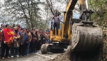 जम्मू कश्मीर: डोडा जिले के हिरनी गांव में पहली बार बन रही सड़क, भाजपा विधायक ने किया शिलान्यास जम्मू कश्मीर: डोडा जिले के हिरनी गांव में पहली बार बन रही सड़क, भाजपा विधायक ने किया शिलान्यास