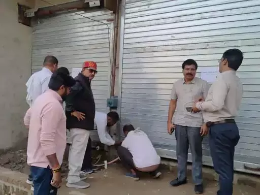 अवैध निर्माण पर नगर निगम की कार्रवाई, तोरवा और दयालबंद में 5 दुकानें सील अवैध निर्माण पर नगर निगम की कार्रवाई, तोरवा और दयालबंद में 5 दुकानें सील