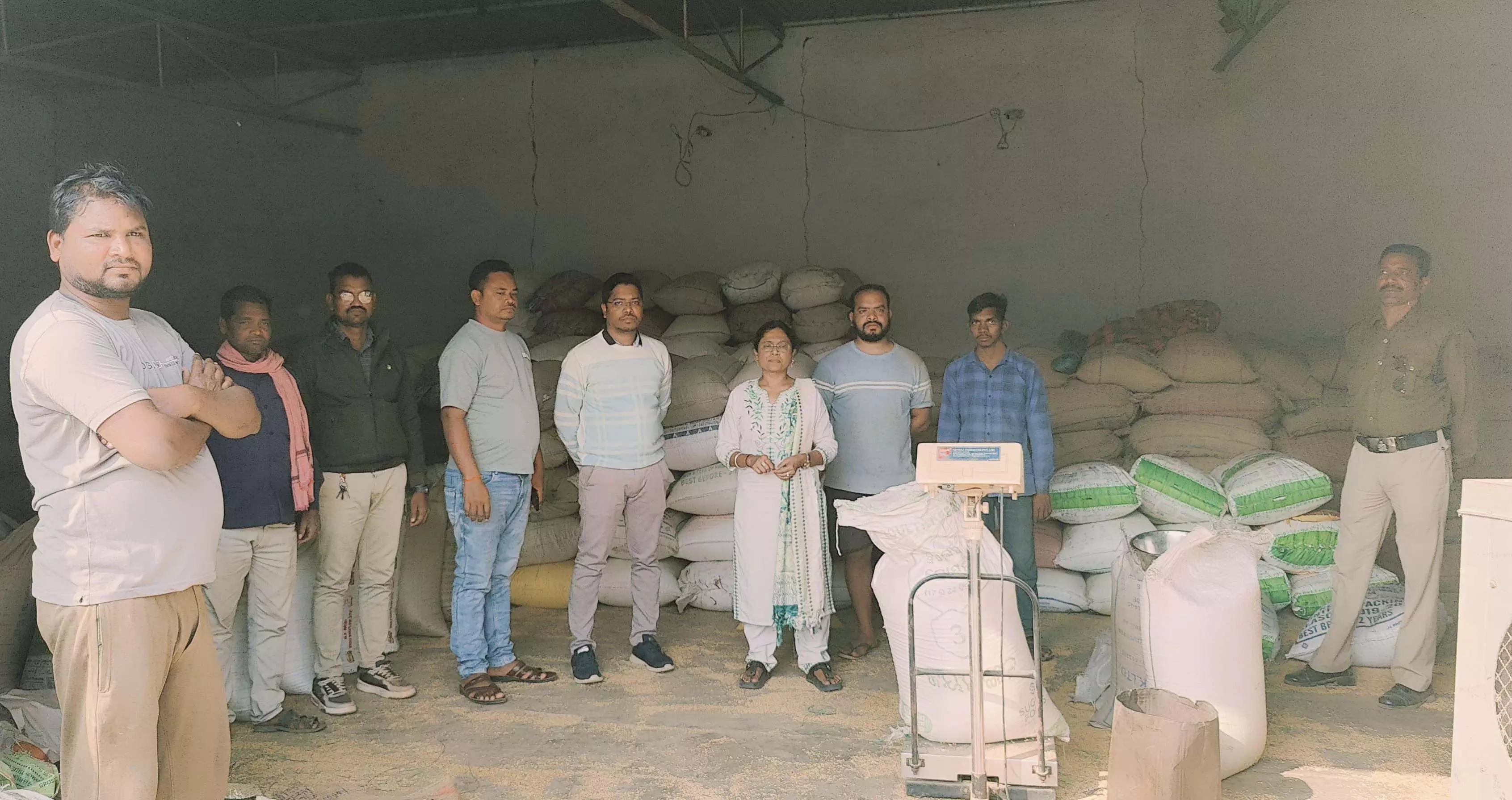 अवैध धान परिवहन और भंडारण पर सख्त कार्रवाई, 860 कट्टा जब्त अवैध धान परिवहन और भंडारण पर सख्त कार्रवाई, 860 कट्टा जब्त