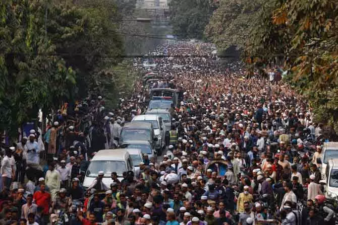 शरीफ हादी की हत्या के बाद Dhaka में हिंसक प्रदर्शन, हजारों लोगों ने नम आंखों से दी विदाई शरीफ हादी की हत्या के बाद Dhaka में हिंसक प्रदर्शन, हजारों लोगों ने नम आंखों से दी विदाई