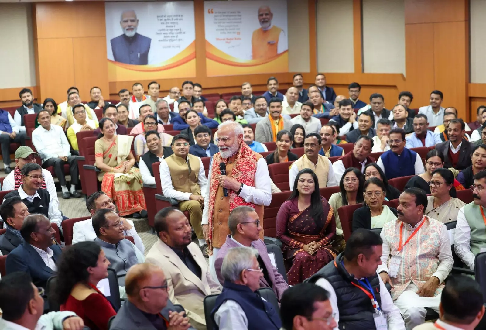 प्रधानमंत्री मोदी ने BJP मुख्यालय में नेताओं से की चर्चा प्रधानमंत्री मोदी ने BJP मुख्यालय में नेताओं से की चर्चा