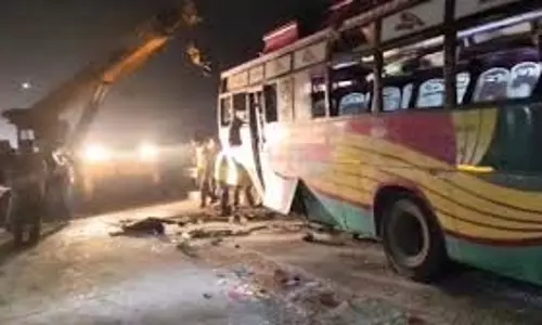 Jammu-Kashmir: पिकनिक से लौट रही स्कूल बस पलटी, 35 से ज्यादा छात्र घायल