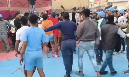 Chhatarpur:कबड्डी मैच बना जंग का मैदान, जरा सी बात पर चलने लगी लात घूंसे Chhatarpur:कबड्डी मैच बना जंग का मैदान, जरा सी बात पर चलने लगी लात घूंसे