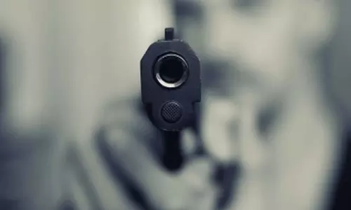 युवती को बाइक सवारों ने मारी गोली, मौके पर मौत युवती को बाइक सवारों ने मारी गोली, मौके पर मौत