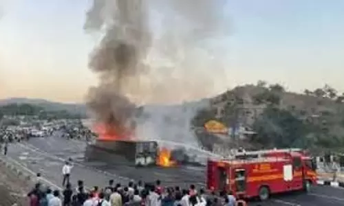 Udaipur: ट्रक-ट्रेलर में भिड़ंत के बाद लगी आग, दोनों वाहन धू-धू कर जले