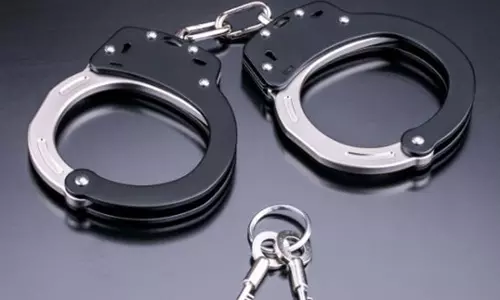 कंपनी से गाड़ियां और कीमती सामान का गबन करने वाले दो गिरफ्तार