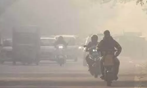 Noida Weather : घने कोहरे और प्रदूषण का डबल अटैक Noida Weather : घने कोहरे और प्रदूषण का डबल अटैक