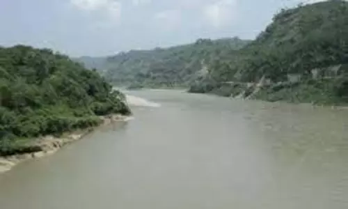 Himachal Pradesh: दोस्तों के साथ घूमने गया युवक ब्यास नदी में बहा, तलाश जारी Himachal Pradesh: दोस्तों के साथ घूमने गया युवक ब्यास नदी में बहा, तलाश जारी