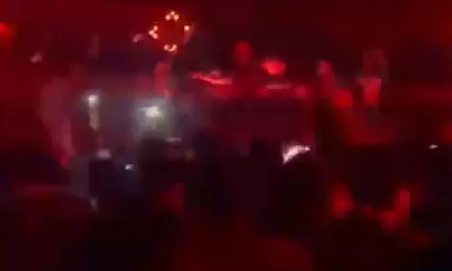 ऐलसवेयर होटल में आधी रात जमकर मारपीट, मंदिर हसौद थाने में FIR दर्ज ऐलसवेयर होटल में आधी रात जमकर मारपीट, मंदिर हसौद थाने में FIR दर्ज