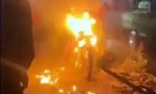 Bhopal : नकाबपोश ने आधी रात को बाइक में लगाई आग, बैटरी फटने से मचा हड़कंप