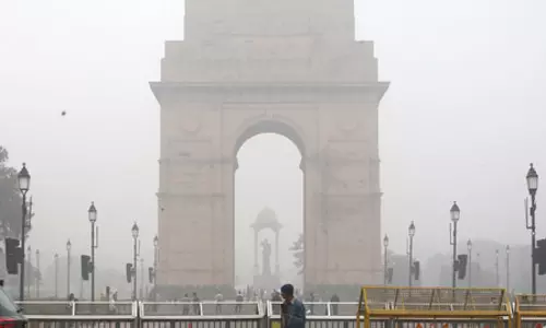 दिल्ली वायु प्रदूषण: गंभीर श्रेणी के करीब पहुंचा एक्यूआई, घने स्मॉग और कड़ाके की ठंड ने बढ़ाई मुश्किलें