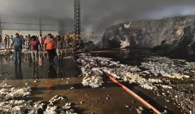 Sangareddy में एक कॉटन मिल में आग लग गई, 30 टन कपास जलकर खाक हो गया Sangareddy में एक कॉटन मिल में आग लग गई, 30 टन कपास जलकर खाक हो गया