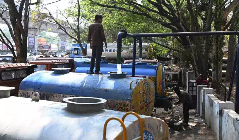 Hyderabad बढ़े हुए टैंकर नेटवर्क के साथ गर्मियों की तैयारी कर रहा है Hyderabad बढ़े हुए टैंकर नेटवर्क के साथ गर्मियों की तैयारी कर रहा है