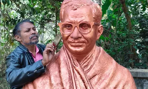 पंडित दीनदयाल उपाध्याय की नयनाभिराम प्रतिमा का निर्माण डॉ. अंकुश देवांगन ने किया पंडित दीनदयाल उपाध्याय की नयनाभिराम प्रतिमा का निर्माण डॉ. अंकुश देवांगन ने किया