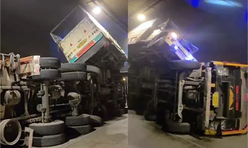 Jammu-Kashmir: टनल में वाहनों की ज़बरदस्त टक्कर,मची चीख-पुकार Jammu-Kashmir: टनल में वाहनों की ज़बरदस्त टक्कर,मची चीख-पुकार