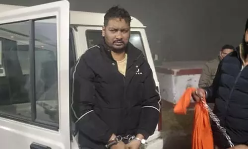 भगोड़ा आर्मी मैन गिरफ्तार, विदेश भागने की थी तैयारी भगोड़ा आर्मी मैन गिरफ्तार, विदेश भागने की थी तैयारी