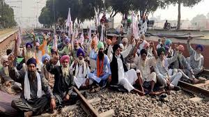 Punjab के किसानों ने राज्य सरकार से बातचीत के बाद रेल नाकाबंदी टाल दी