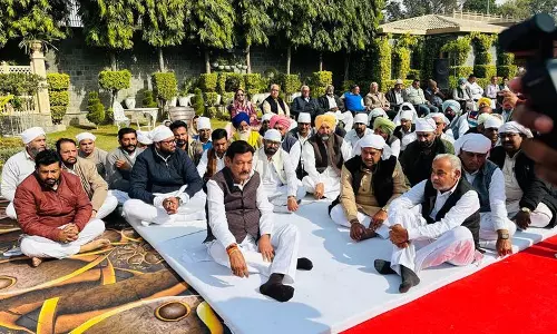 Sirsa में पारिवारिक और राजनीतिक मतभेद के बीच चौटाला को याद किया Sirsa में पारिवारिक और राजनीतिक मतभेद के बीच चौटाला को याद किया