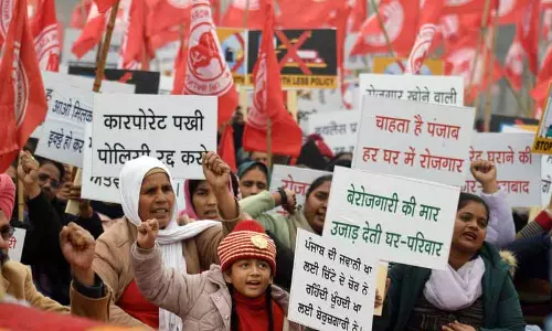 Ludhiana: टोल कर्मचारियों ने नई बूथ-लेस, कैशलेस सिस्टम के खिलाफ विरोध प्रदर्शन किया Ludhiana: टोल कर्मचारियों ने नई बूथ-लेस, कैशलेस सिस्टम के खिलाफ विरोध प्रदर्शन किया