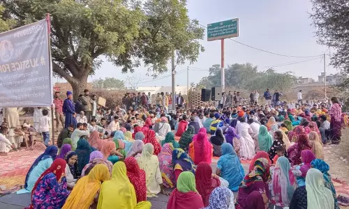 Sirsa के गांवों में 4 साल की बच्ची के अपहरण और हत्या को लेकर विरोध प्रदर्शन Sirsa के गांवों में 4 साल की बच्ची के अपहरण और हत्या को लेकर विरोध प्रदर्शन