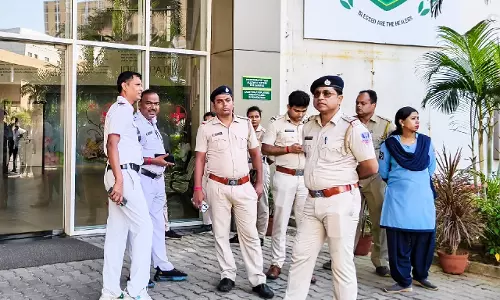 Bangladesh में अशांति के बीच कोलकाता में सुरक्षा बढ़ा दी गई Bangladesh में अशांति के बीच कोलकाता में सुरक्षा बढ़ा दी गई