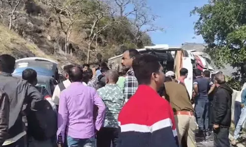 माउंट आबू मार्ग पर पलटी बस, 25 यात्री घायल