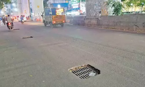 आर्कॉट रोड पर SWD गड्ढे से मोटर चालकों के लिए सुरक्षा संबंधी चिंताएं बढ़ गई हैं आर्कॉट रोड पर SWD गड्ढे से मोटर चालकों के लिए सुरक्षा संबंधी चिंताएं बढ़ गई हैं
