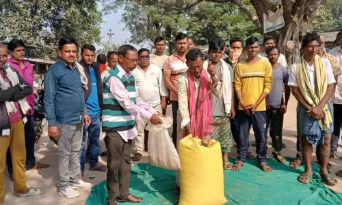 विरोध कर रहे किसानों ने Odisha में धान 10 रुपये प्रति किलो में बेचा विरोध कर रहे किसानों ने Odisha में धान 10 रुपये प्रति किलो में बेचा