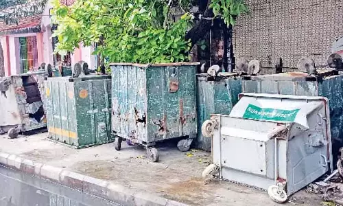 Chennai: पैंथियन रोड पर टूटे हुए डस्टबिन और अवैध पार्किंग से फुटपाथ ब्लॉक हो गया है