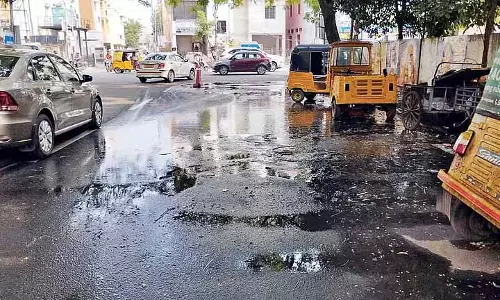 Chennai: संथोम की माधा चर्च रोड पर बहते सीवेज से स्वच्छता को लेकर चिंताएं बढ़ रही हैं Chennai: संथोम की माधा चर्च रोड पर बहते सीवेज से स्वच्छता को लेकर चिंताएं बढ़ रही हैं