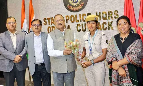 ओडिशा के DGP ने इंटरनेशनल कैनोइंग मेडल्स के लिए कांस्टेबल रश्मिता साहू को सम्मानित किया