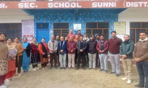 Himachal: बिजली अधिकारी स्थानीय लोगों को सोलर प्लांट लगाने के लिए प्रोत्साहित कर रहे हैं