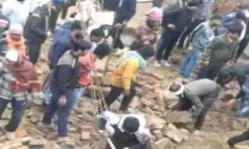 बेसमेंट निर्माण के दौरान बड़ा हादसा, 7 लोग मलबे में दबे बेसमेंट निर्माण के दौरान बड़ा हादसा, 7 लोग मलबे में दबे