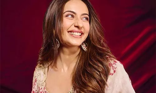 रकुल प्रीत सिंह की Makeup Artist का कहना है कि वह 10 सालों से वैसी ही रकुल प्रीत सिंह की Makeup Artist का कहना है कि वह 10 सालों से वैसी ही