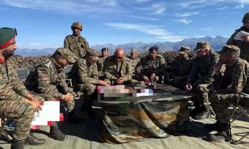 उत्तरी सेना कमांडर ने Surankot में आतंकवाद विरोधी तैयारियों की समीक्षा की उत्तरी सेना कमांडर ने Surankot में आतंकवाद विरोधी तैयारियों की समीक्षा की