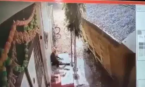Gwalior में बजरी से लदा डंप ट्रक पलटने से 90 साल के एक व्यक्ति की मौत हो गई Gwalior में बजरी से लदा डंप ट्रक पलटने से 90 साल के एक व्यक्ति की मौत हो गई