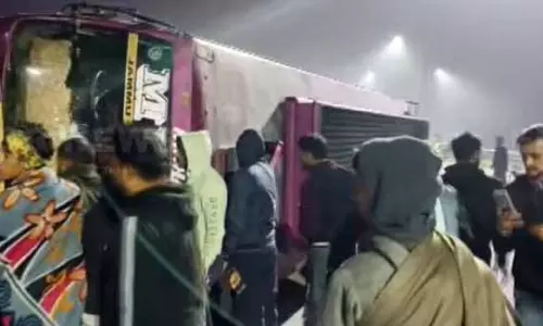 Bishnah में रिंग रोड पर स्कूल बस के डिवाइडर से टकराने से 35 छात्र घायल हो गए Bishnah में रिंग रोड पर स्कूल बस के डिवाइडर से टकराने से 35 छात्र घायल हो गए